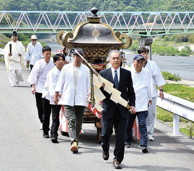 水神を移したみこしを台車に乗せ、大岩に向かう氏子=江津市桜江町川戸