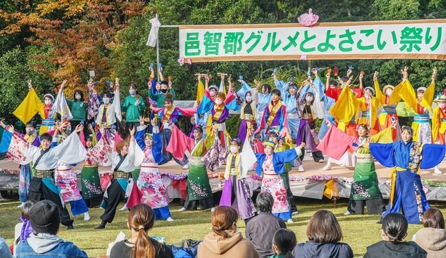祭りの最後に全員で踊りを披露する各団体の踊り子＝島根県邑南町矢上、香木の森公園