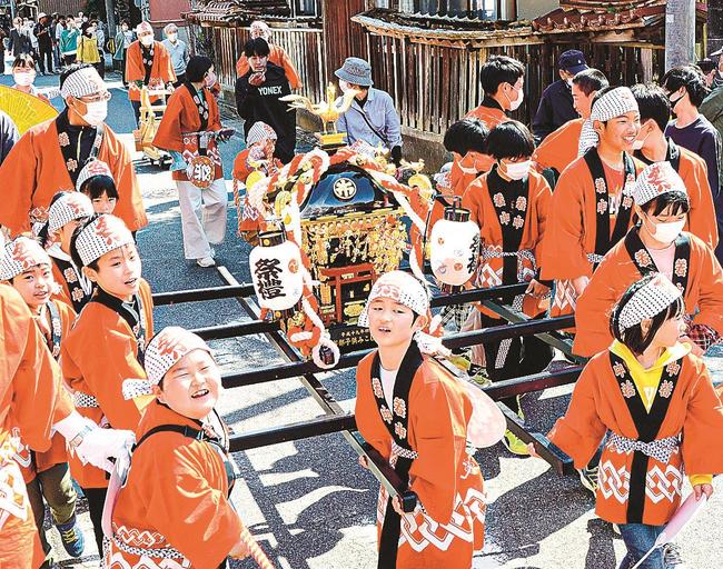 元気よく練り歩く子どもたち＝安来市広瀬町布部