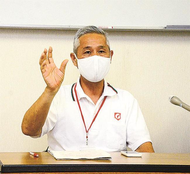 記者会見する田辺洋範会長＝米子市車尾、どらドラパーク米子市民球場