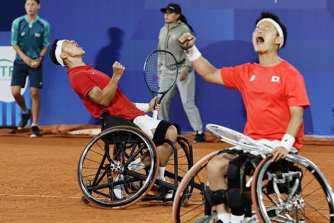男子ダブルス準決勝　第２セットを奪い、喜ぶ小田凱人（左）、三木拓也組＝パリ（共同）