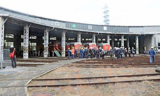 ＪＲと共同で企画した体験型ふるさと納税で、扇形車庫を見学する参加者＝米子市目久美町