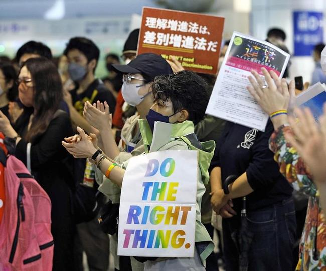 LGBT理解増進法案の修正案に抗議し、集会でメッセージを掲げる人たち=15日夜、都内