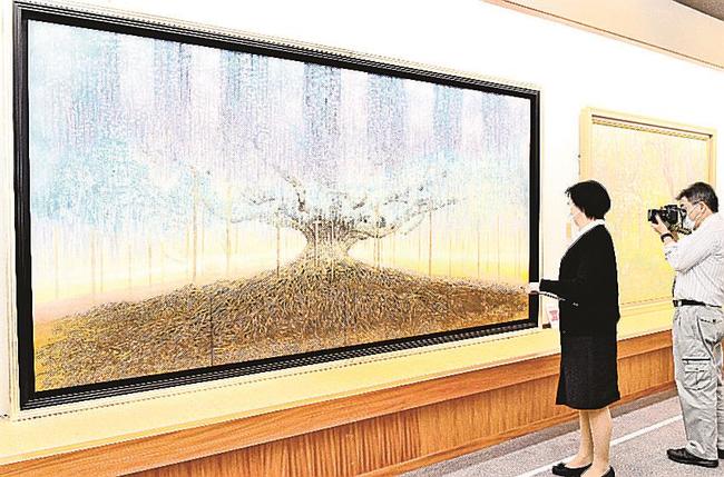 開幕を控えて作品の設置を最終確認する今井美術館のスタッフ＝江津市桜江町川戸、同美術館