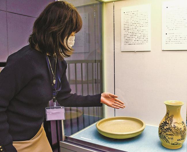 初公開の釉山水絵壺を紹介する片岡詩子館長＝松江市玉湯町玉造