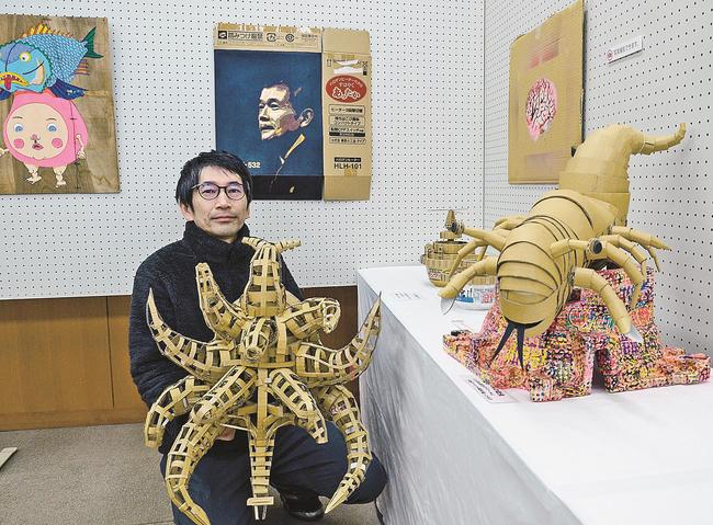 段ボールを使った造形作品を披露する中の滋さん＝安来市安来町、市立図書館