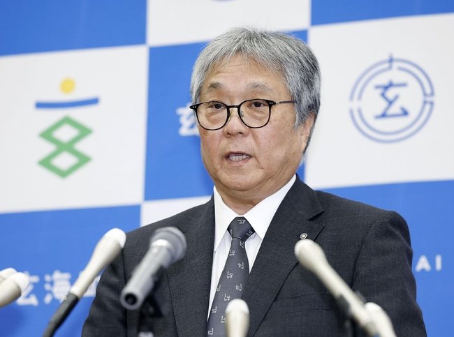 「核のごみ」を巡る文献調査の受け入れを表明する佐賀県玄海町の脇山伸太郎町長＝２０２４年５月１０日、町役場