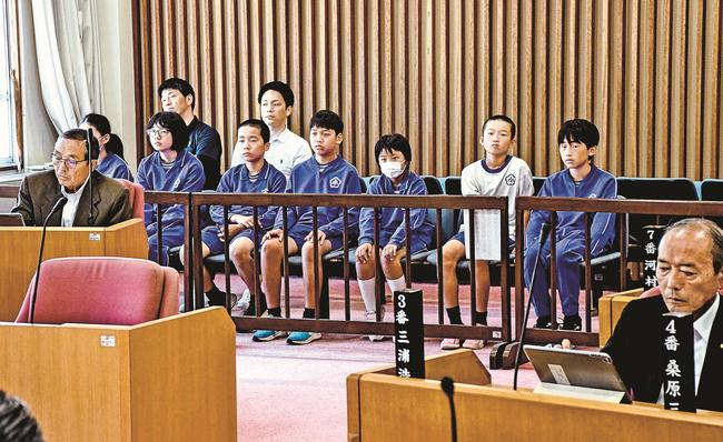 ６月定例議会を傍聴する六日市小学校の６年生＝島根県吉賀町六日市