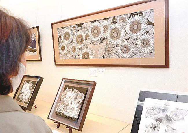 墨の濃淡で陰影や遠近を表現する作品が並ぶ会場＝松江市朝日町、一畑百貨店５階美術サロン