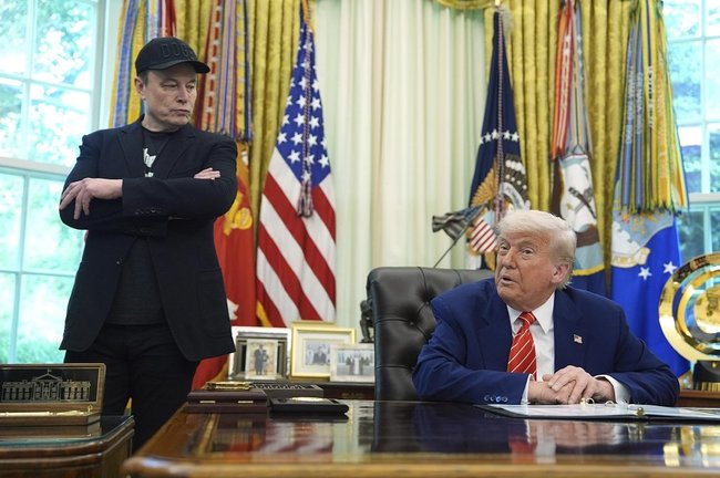 米ホワイトハウスの執務室で話すイーロン・マスク氏（左）とトランプ大統領＝５月３０日、ワシントン（ＡＰ＝共同）