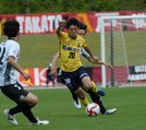 後半、ドリブルで駆け上がるＦＣ神楽しまねのＤＦ石川健太‖松江市営陸上競技場