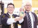 お互いの原酒をブレンドした日本酒「ヤマカン」を持つ、勝山酒造の伊沢平蔵社長（左）と阿部勘酒造の阿部昌弘社長＝仙台市