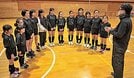 宇山広繁監督（右）の話を聞くかわもとジュニアバレーボールクラブのメンバー＝島根県川本町川本、川本小学校体育館