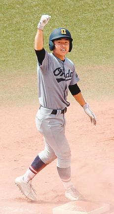 【決勝・大田二─上一色】４回表大田二１死二塁、先制の左越え適時三塁打を放ち、ガッツポーズする知野見蒼太＝千葉県市原市、ゼットエーボールパーク（水上真人さん撮影）