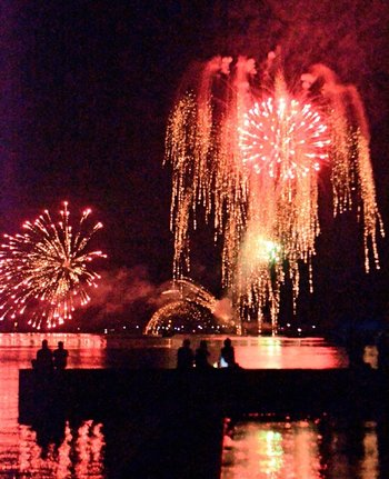 境水道に打ち上げられた花火（松江市美保関町森山から撮影）