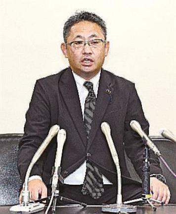 記者会見で政務活動費を使った宿泊について説明する松田正県議＝鳥取市東町１丁目、鳥取県庁