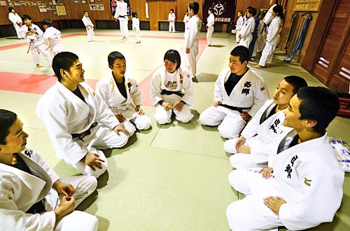 輪になって今日の稽古を振り返る、田中のんさん（中央）ら中学生たち＝島根県隠岐の島町西町、西郷武道館