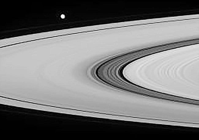 惑星探査機カッシーニが２００７年に撮影した土星の輪。濃い部分や薄い部分などの微細な模様が見えます（ＮＡＳＡ／ＪＰＬ／Ｓｐａｃｅ　Ｓｃｉｅｎｃｅ　Ｉｎｓｔｉｔｕｔｅ提供）