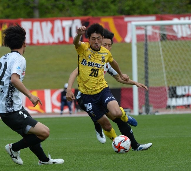 後半、ドリブルで駆け上がるＦＣ神楽しまねのＤＦ石川健太‖松江市営陸上競技場