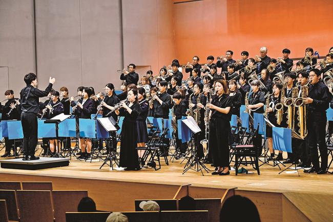 迫力の演奏を披露する出演者＝益田市有明町、島根県芸術文化センター・グラントワ