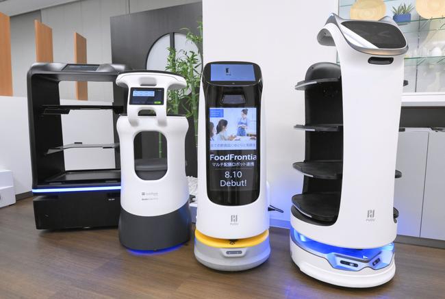 ショールームに並ぶさまざまな配膳ロボット。山陰両県でも新型コロナ対策で導入が進んだ＝東京都千代田区