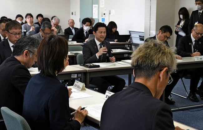 景観審議会の委員（手前）と意見を交わす上定昭仁市長（中央奥）＝松江市白潟本町、市民活動センター