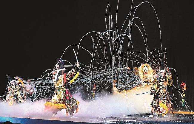 「土蜘蛛」を披露する琴庄神楽団＝出雲市塩冶有原町２丁目、出雲市民会館