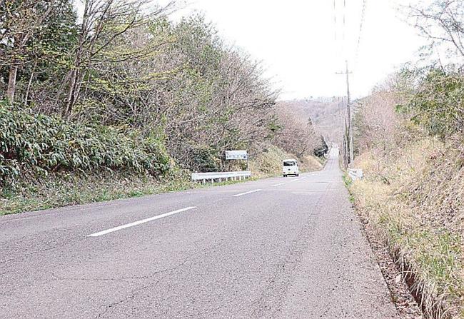 2車線で見通しの良い直線が続く飯石ふれあい農道=島根県飯南町下来島