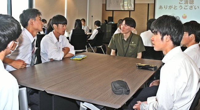 雲南市の職員と意見交換をする生徒＝雲南市木次町里方、市役所