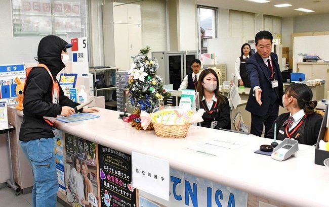 強盗役の警察官（左）に対応する局員ら＝島根県隠岐の島町西町、西郷郵便