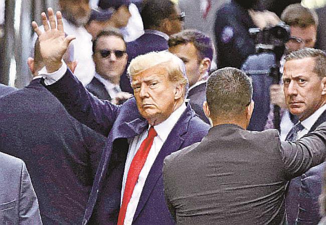 ４月４日、米ニューヨーク・マンハッタンの検察に出頭するトランプ前大統領（ゲッティ＝共同）