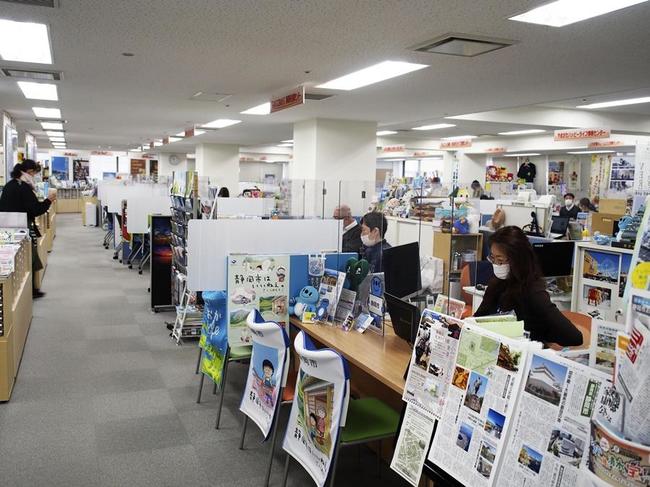各地のブースが並ぶ、ふるさと回帰支援センター＝東京都千代田区