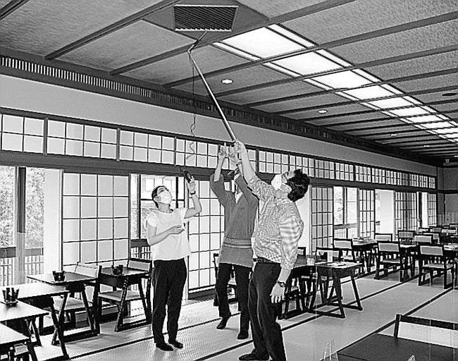 京都市の老舗旅館の宴会場で、独自に作成した新型コロナウイルス対策の衛生認証基準を監査する関係者ら＝３日