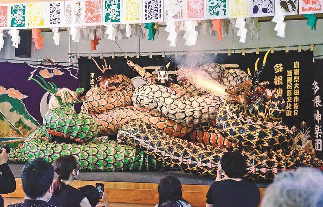 「大蛇」を熱演する多根神楽団の団員＝大田市三瓶町、多根神楽伝承館