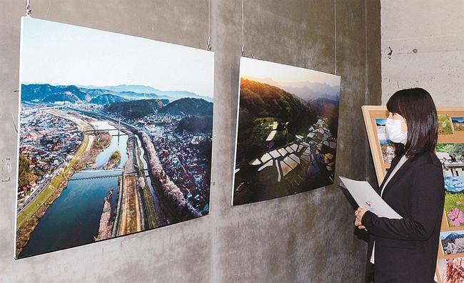 雲南圏域の風景写真が並ぶ会場＝雲南市木次町寺領、ワイナリー奥出雲葡萄園