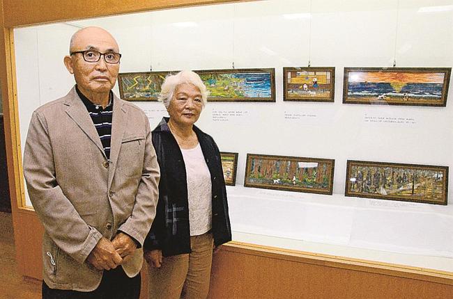 海岸の夕景や暗い山道といった安部才朗さん（左）の記憶を再現した明子さん＝島根県隠岐の島町西町、町図書館