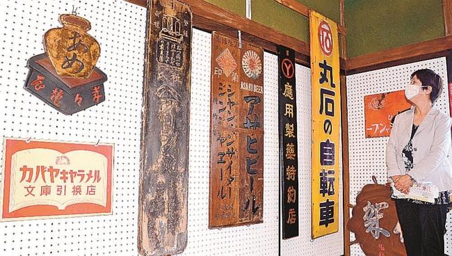 看板を眺める来場者＝浜田市西村町、Ｇａｌｌｅｒｙ＆Ｃａｆｅ　ＦＵＮ