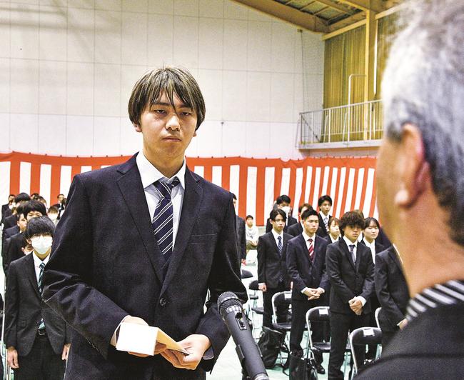 入校生を代表し宣誓した住居環境科の沙魚川士温さん＝江津市二宮町、島根職業能力開発短期大学校