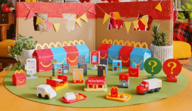 マクドナルド、ハッピーセットに「ミニチュアマクドナルド」登場 2種類