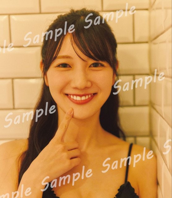 日向坂46河田陽菜、ぶりっこスマイル！ 2nd写真集封入特典ポストカード