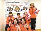 邑南町が贈った寄せ書きをバックに銅メダル獲得を報告するゴールボール女子日本代表