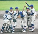  優勝を決め喜ぶ浜山ナイン＝大田市民球場