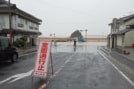 稲佐川が氾濫し、冠水した道路。奥に見えるのが弁天島＝８日午前９時14分、出雲市大社町杵築北