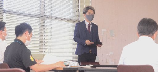 婚礼を通じた集客事業案を発表する宮脇洸太さん＝大田市大田町、市役所