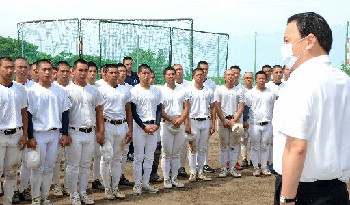 手を激励する丸山達也知事（右）＝江津市渡津町、石見智翠館高校