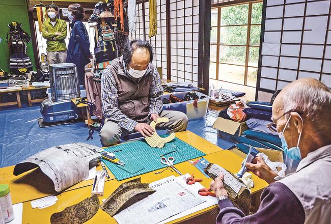紙製の甲冑の制作に励む生徒たち＝安来市広瀬町広〓（瀨）、町民会館