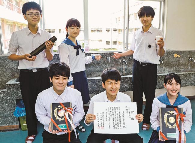 学校の水道水を題材にしたラジオドキュメント作品で優秀賞を受賞した浜田高校放送部の部員＝浜田市黒川町、浜田高校