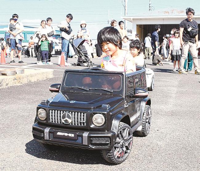 電動カーに乗って、運転を楽しむ子ども＝出雲市長浜町、島根県立東部高等技術校