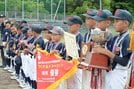 島根県を制した大田東ジュニアベースボールチームの選手たち＝益田市民球場