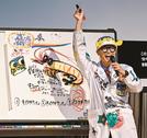 宍道湖七珍の絵を描きながら、それぞれの特徴や魅力を紹介するさかなクン＝松江市学園南１丁目、くにびきメッセ